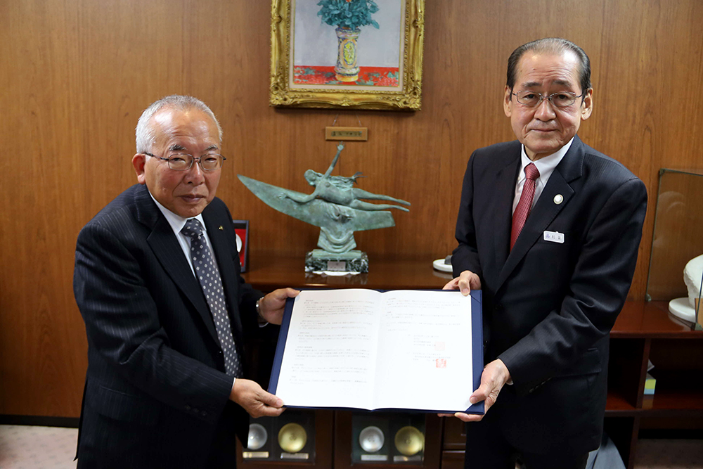 協定書を持つ中山支部長と和氣副区長